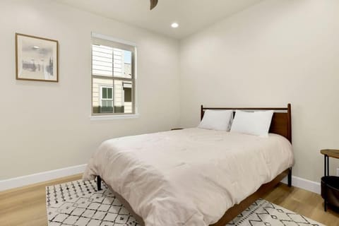 The Pines Retreat- Impeccable Modern Village Chalet House in Big Bear