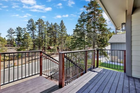The Pines Retreat- Impeccable Modern Village Chalet House in Big Bear