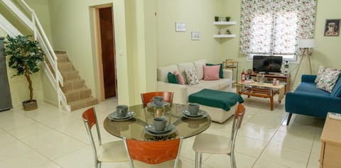 TV and multimedia, Living room, Seating area, Dining area