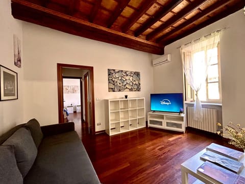 TV and multimedia, Living room, Seating area, Evening entertainment