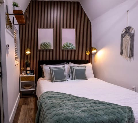 Stylish 4BR with Outdoor Space, Busch Gardens - Renovated House in Tampa