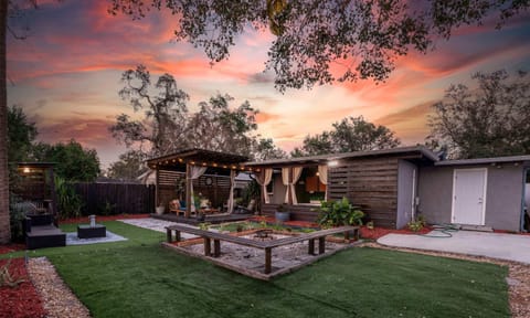 Stylish 4BR with Outdoor Space, Busch Gardens - Renovated House in Tampa