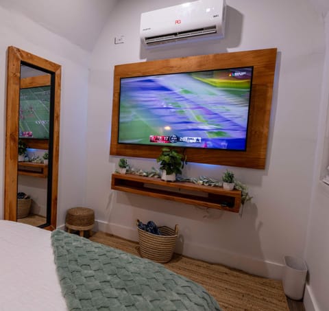 Stylish 4BR with Outdoor Space, Busch Gardens - Renovated House in Tampa