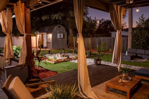 Stylish 4BR with Outdoor Space, Busch Gardens - Renovated House in Tampa