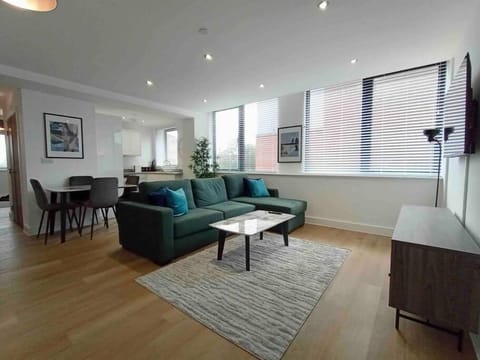 Luxury 2 Bed 2 Bath Flat Near Old Trafford Apartment in Stretford