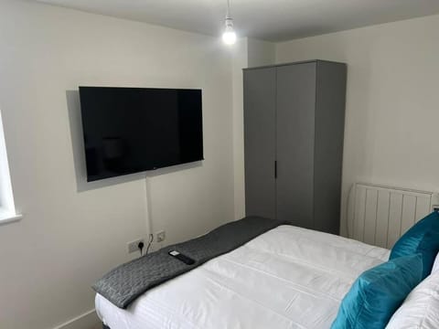 Luxury 2 Bed 2 Bath Flat Near Old Trafford Apartment in Stretford