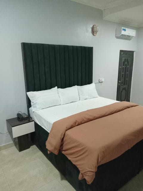 Bed, Photo of the whole room, Bedroom, air conditioner