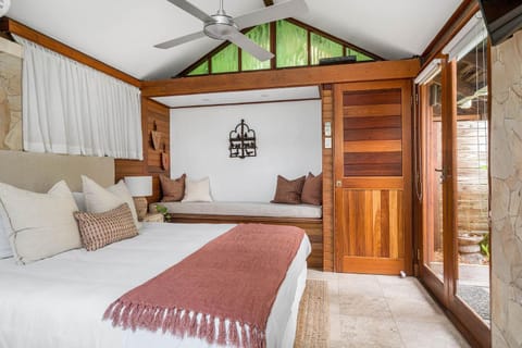 Bed, Photo of the whole room, Seating area, fireplace