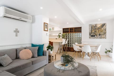 Living room, Decorative detail, Seating area, Dining area, air conditioner