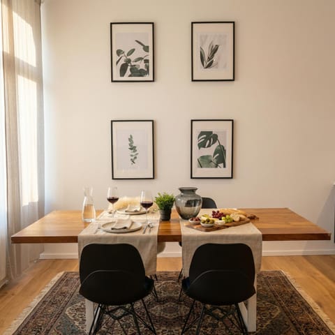 Living room, Food and drinks, Seating area, Dining area, Food