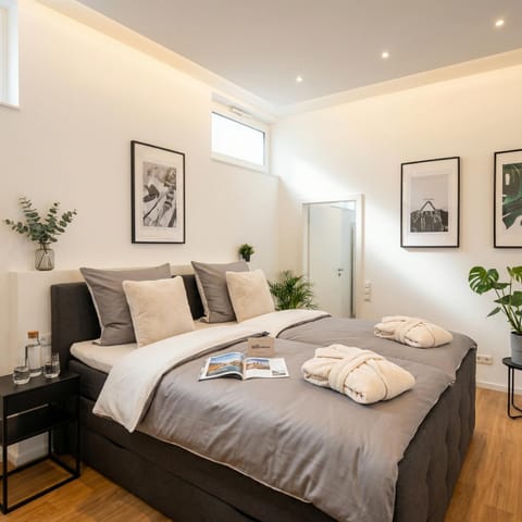 Bed, Photo of the whole room, Bedroom, towels