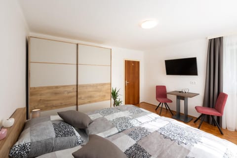 Bed, TV and multimedia, Photo of the whole room, Seating area, Bedroom