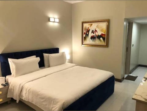 Bed, TV and multimedia, Seating area, Bedroom, air conditioner
