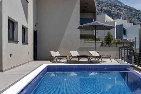 Balcony/Terrace, Swimming pool, sunbed