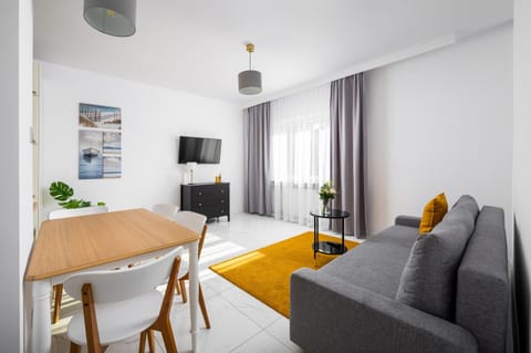 Communal lounge/ TV room, TV and multimedia, Living room, Seating area, Dining area, Evening entertainment