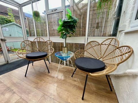 Property building, Balcony/Terrace, sunbed