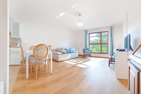 TV and multimedia, Kitchen or kitchenette, Living room, Seating area, Dining area