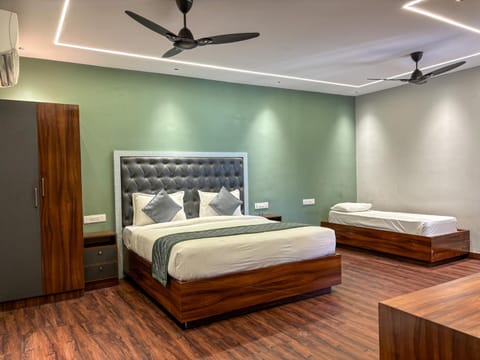 Photo of the whole room, Bedroom, furniture, air conditioner