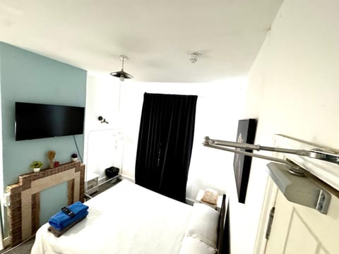 Bed, TV and multimedia, towels