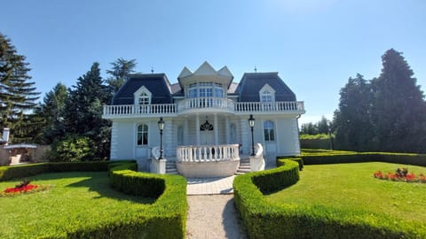 Property building, Spring, Day, Natural landscape, Garden, Garden view