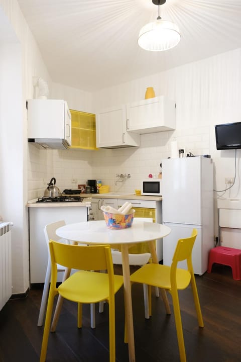 Coffee/tea facilities, Dining area, microwave, oven, stove, toaster, kitchen