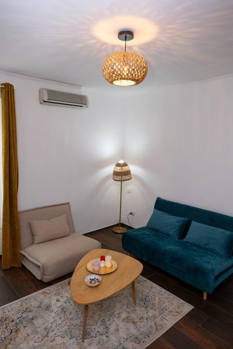 Bed, Living room, pet friendly, air conditioner