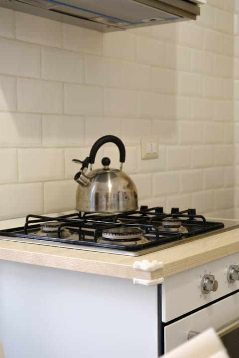 Coffee/tea facilities, Kitchen or kitchenette, oven, stove, kitchen