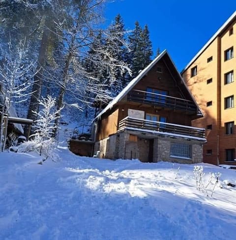 Property building, Day, Natural landscape, Winter, Balcony/Terrace, Mountain view