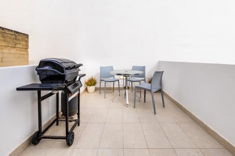 Studio Penthouse with kitchenette and side seaview at the new Olo living Bed and Breakfast in Saint Julians