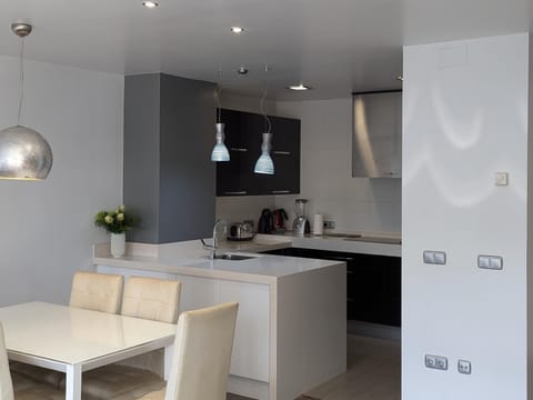 Kitchen or kitchenette, Dining area, pet friendly, stove