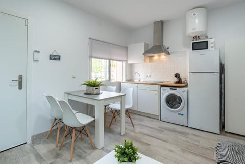 Kitchen or kitchenette, Seating area, minibar, stove, washing machine