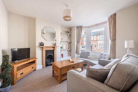 Communal lounge/ TV room, TV and multimedia, Living room, Seating area, Evening entertainment