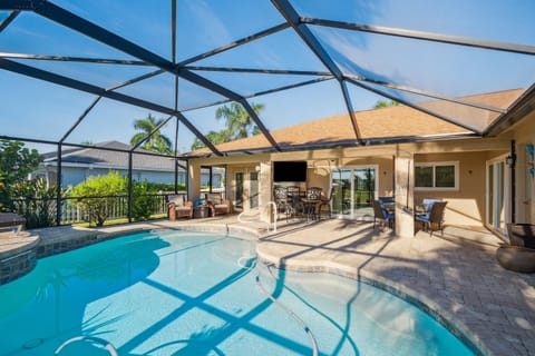 Property building, Patio, Day, Natural landscape, Pool view, Swimming pool, Swimming pool, sunbed