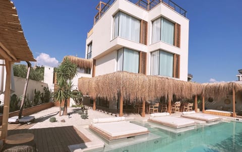 Property building, Patio, Day, Garden, Garden view, Pool view, Swimming pool, sunbed