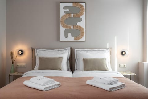 Bed, Bedroom, towels