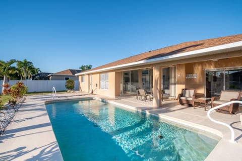 Property building, Patio, Day, Balcony/Terrace, Pool view, Swimming pool, Swimming pool, sunbed