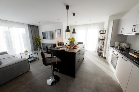 Coffee/tea facilities, Kitchen or kitchenette, Living room, Seating area, Dining area, Food, dishwasher, toaster