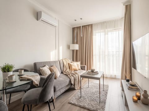 Communal lounge/ TV room, TV and multimedia, Living room, Seating area, Evening entertainment, air conditioner