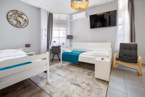 Bed, TV and multimedia, Photo of the whole room, Seating area, Bedroom, towels, air conditioner