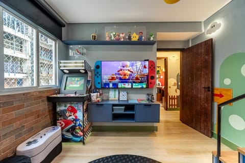Communal lounge/ TV room, Game Room, TV and multimedia, Living room, Seating area, Evening entertainment, Bedroom, air conditioner