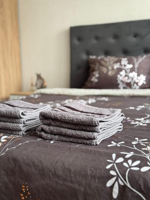 Bed, Bedroom, towels