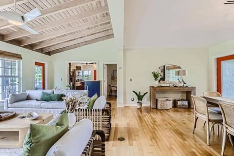 Peacock Oasis - Retro Vibes and Poolside Lounging in Parrot Cove House in Lake Worth