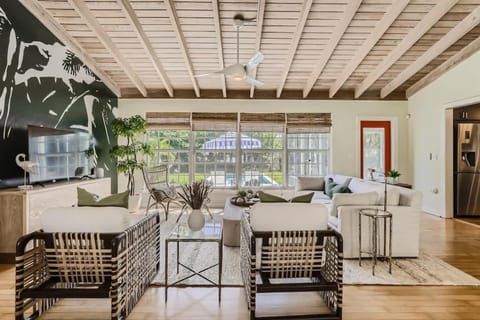 Peacock Oasis - Retro Vibes and Poolside Lounging in Parrot Cove House in Lake Worth