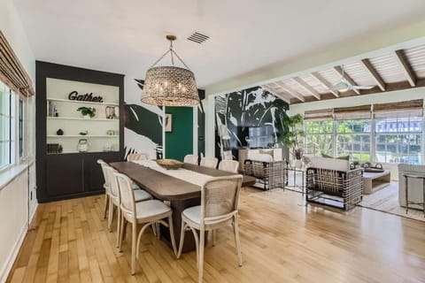 Peacock Oasis - Retro Vibes and Poolside Lounging in Parrot Cove House in Lake Worth