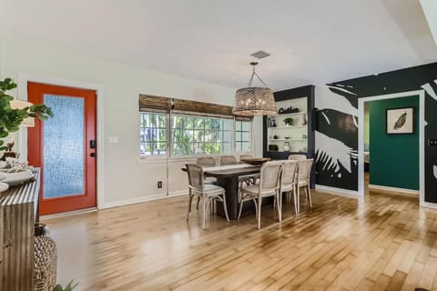 Peacock Oasis - Retro Vibes and Poolside Lounging in Parrot Cove House in Lake Worth