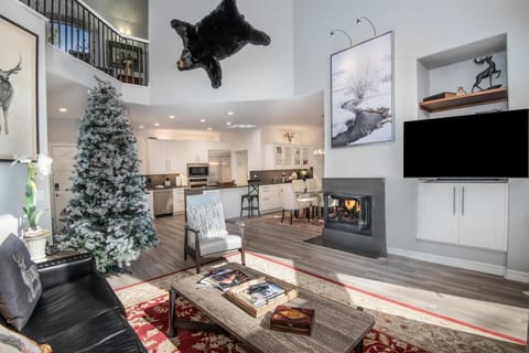 Castle Peak Close House in Avon