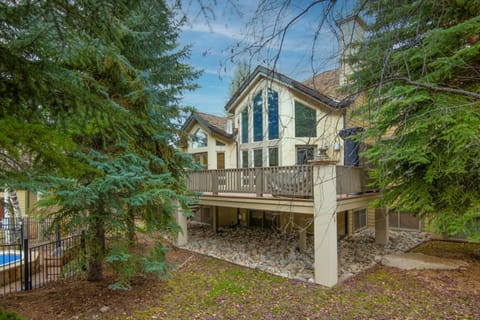 Castle Peak Close House in Avon