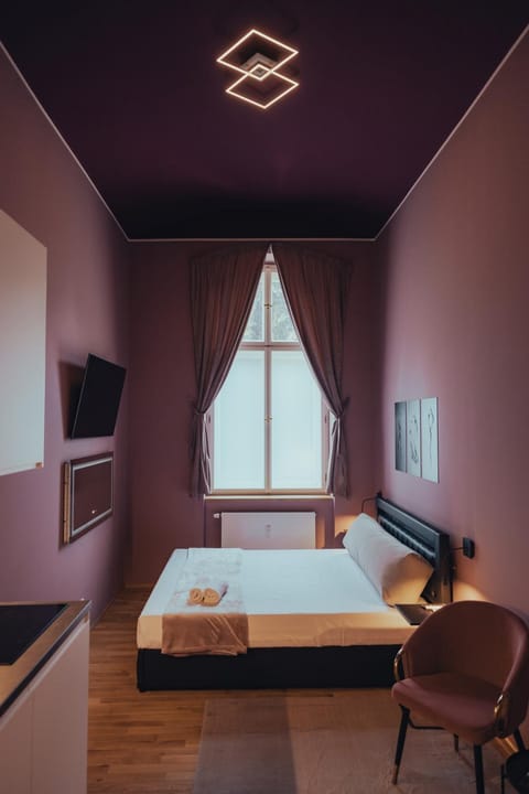 Bed, TV and multimedia, Bedroom