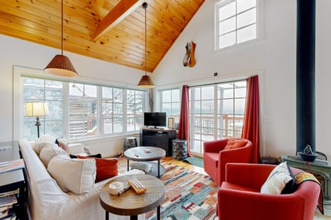 Scenic Sourbush House in Warren