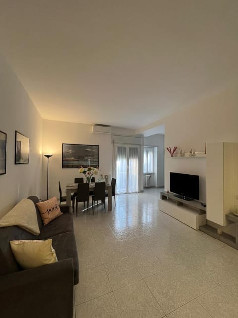 Communal lounge/ TV room, TV and multimedia, Dining area